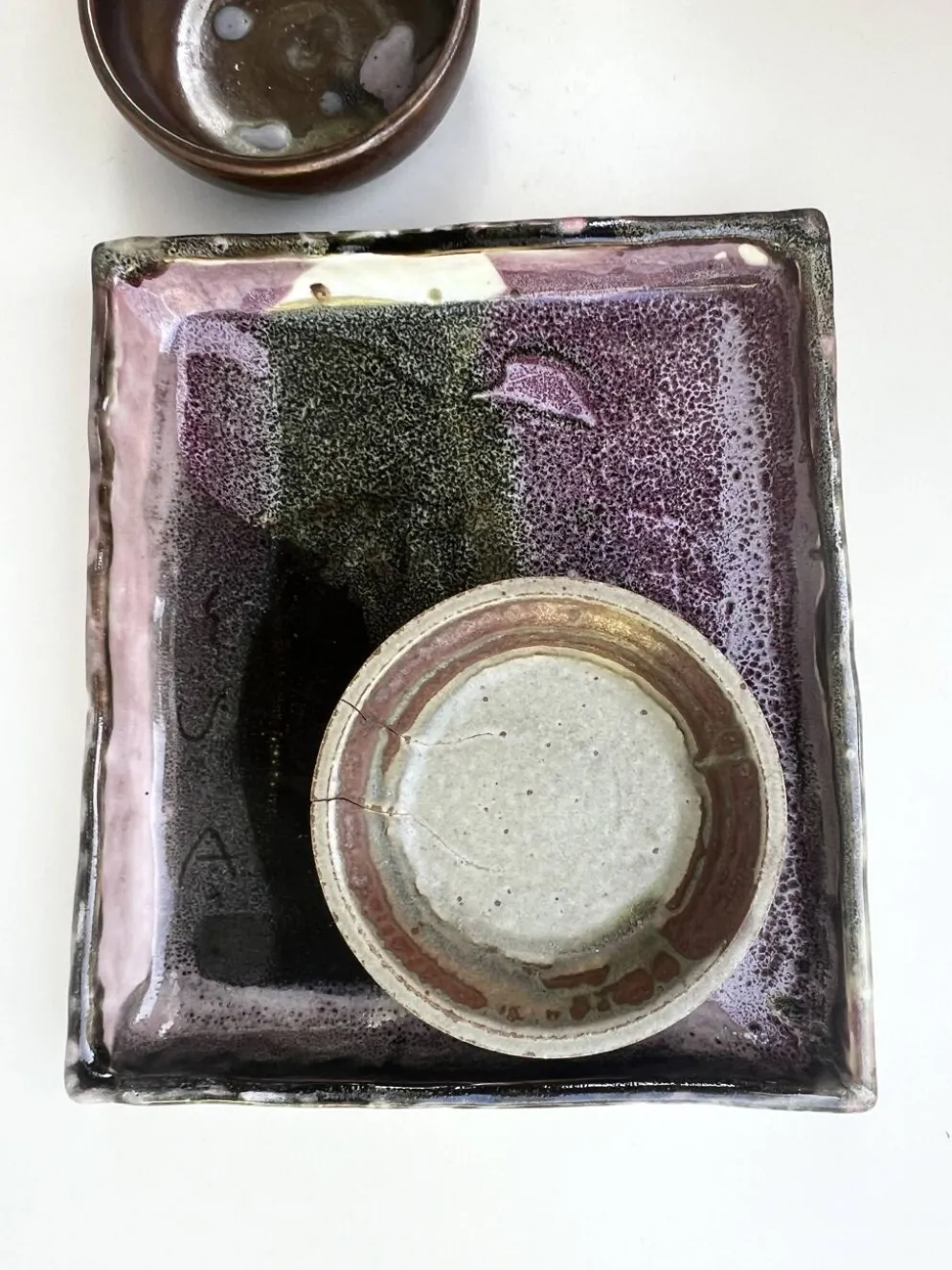 Plat / vide poche gres blanc chamoté & émaillé, pièce d'atelier signée 1970