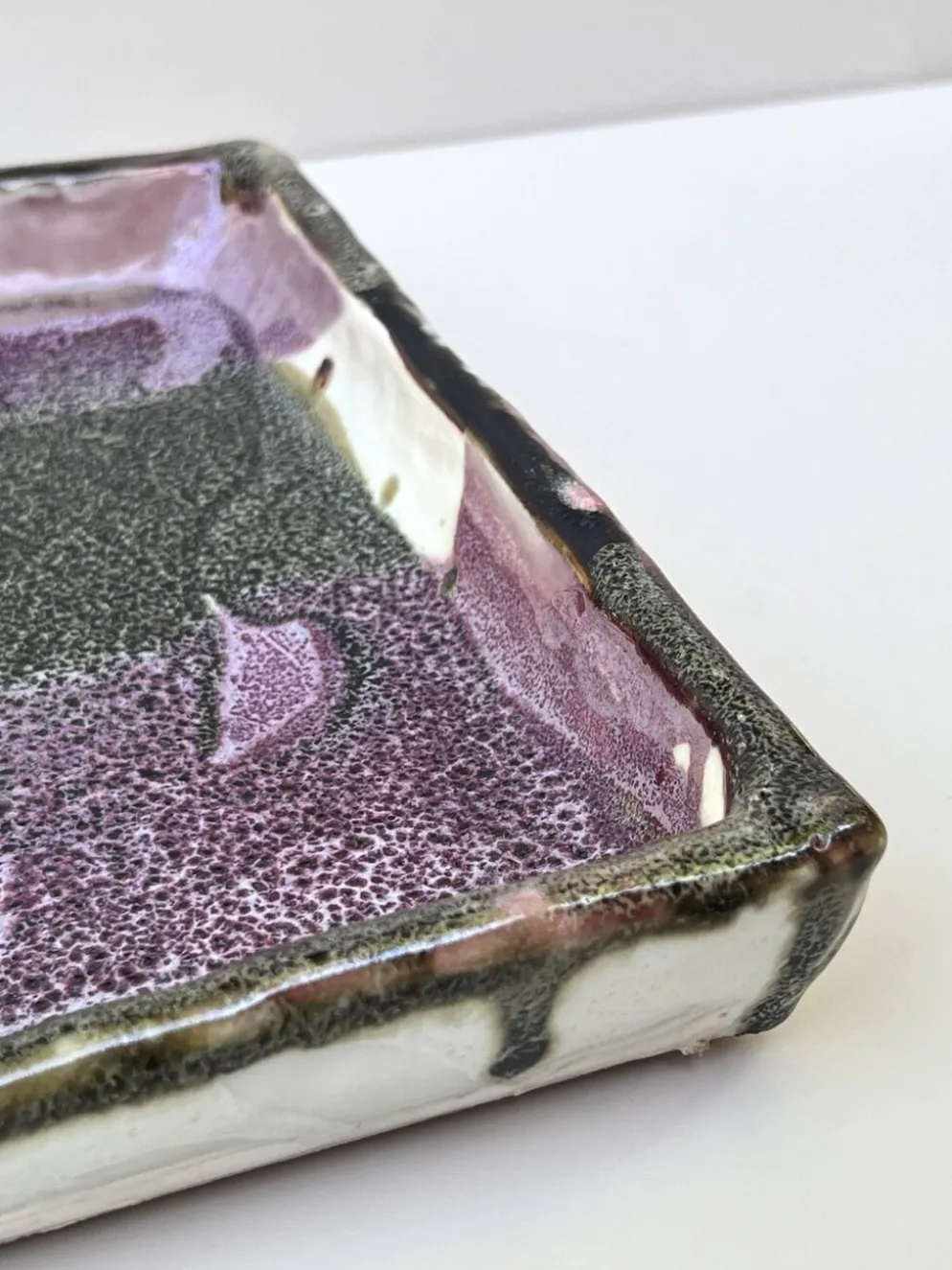 Plat / vide poche gres blanc chamoté & émaillé, pièce d'atelier signée 1970