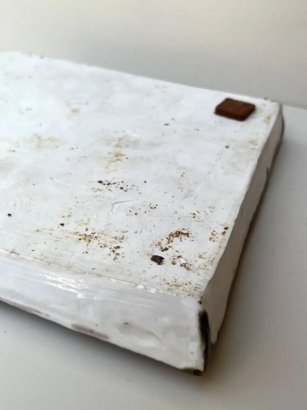 Plat / vide poche gres blanc chamoté & émaillé, pièce d'atelier signée 1970
