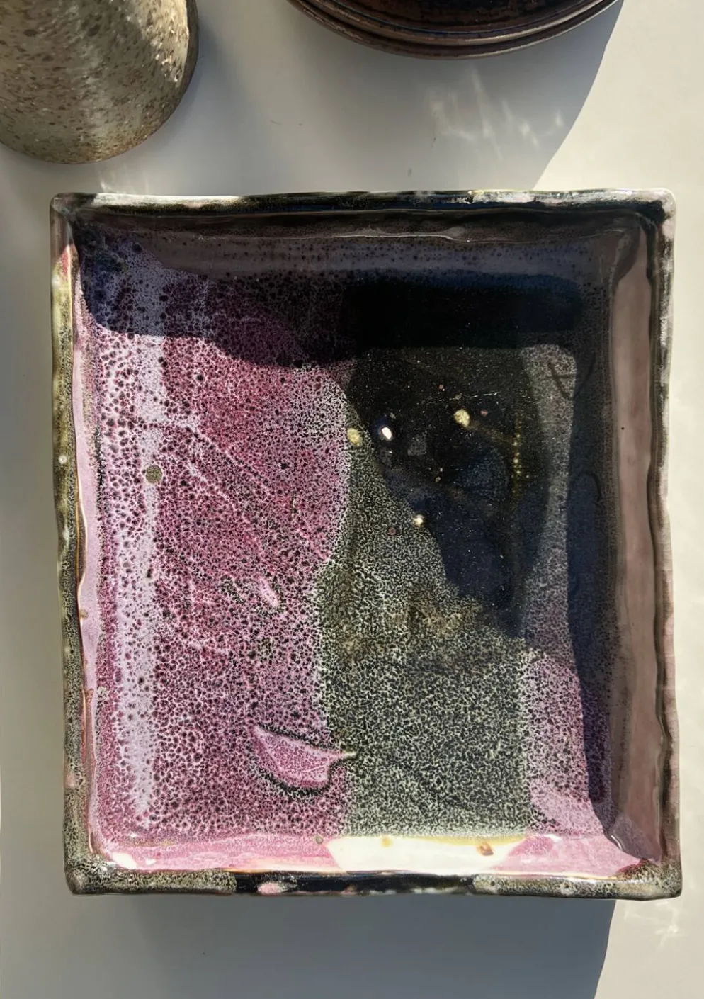Plat / vide poche gres blanc chamoté & émaillé, pièce d'atelier signée 1970