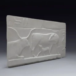 Plâtre représentant deux vaches et un veau, basé sur une fresque égyptienne.