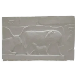 Plâtre représentant deux vaches et un veau, basé sur une fresque égyptienne.