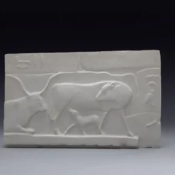 Plâtre représentant deux vaches et un veau, basé sur une fresque égyptienne.