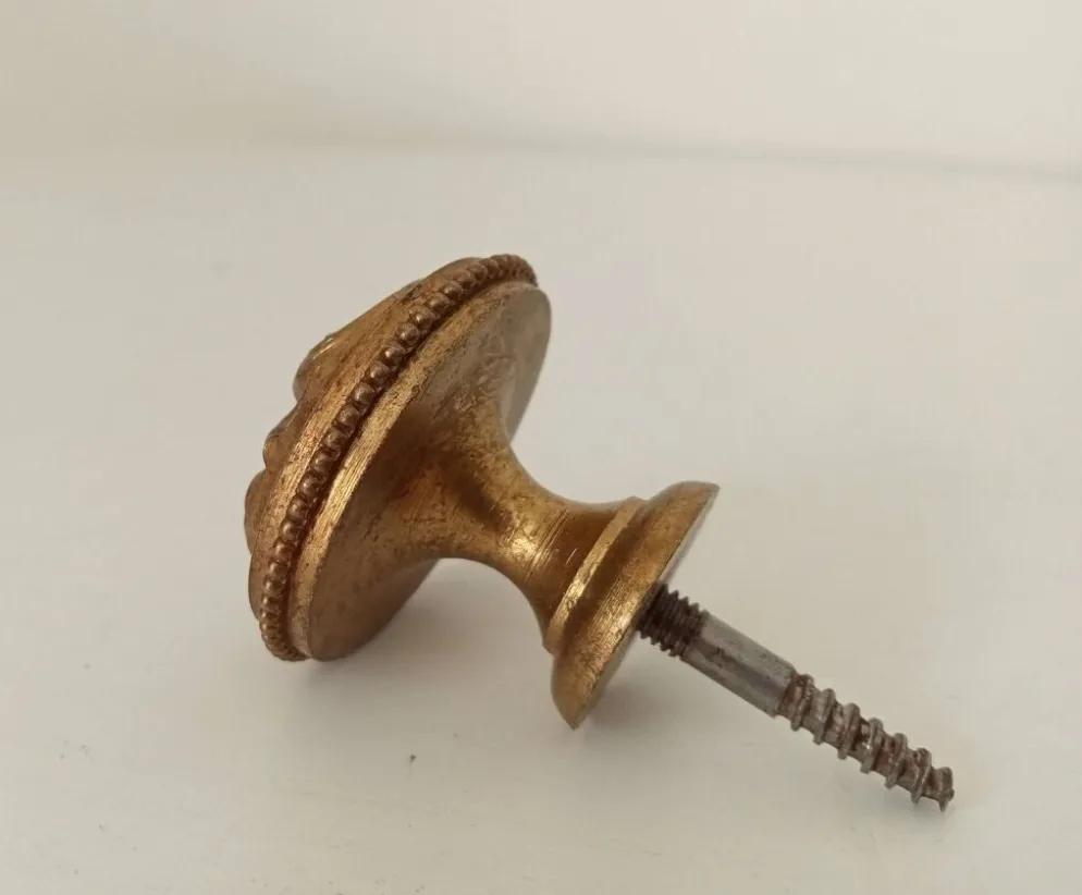 Poignée de meuble ancienne en bronze massif ciselé