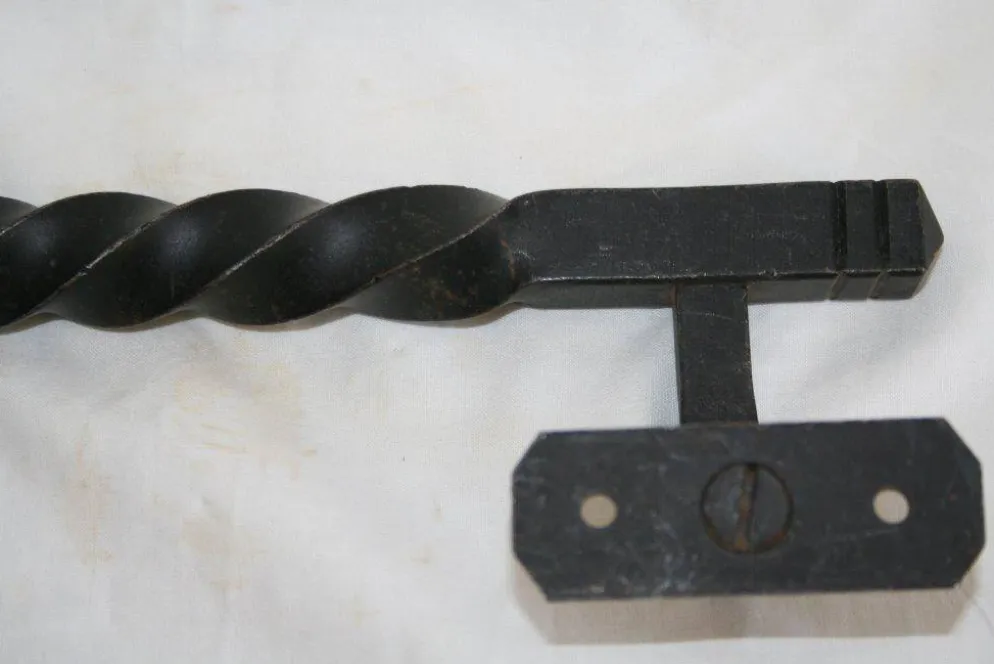 Poignée de porte bâton de maréchal déporté en fer torsadé