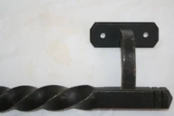 Poignée de porte bâton de maréchal déporté en fer torsadé