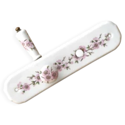 Poignée de porte et cache porcelaine de Paris, décor floral rose, années 60