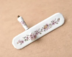 Poignée de porte et cache porcelaine de Paris, décor floral rose, années 60
