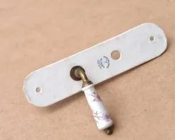 Poignée de porte et cache porcelaine de Paris, décor floral rose, années 60