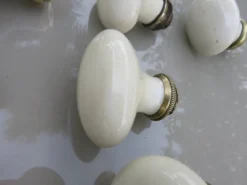 14 poignées de porte en porcelaine et bronze, fin XIXème début XXème
