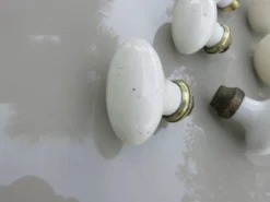 14 poignées de porte en porcelaine et bronze, fin XIXème début XXème