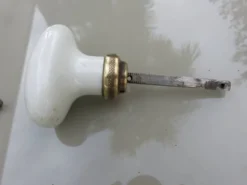 14 poignées de porte en porcelaine et bronze, fin XIXème début XXème