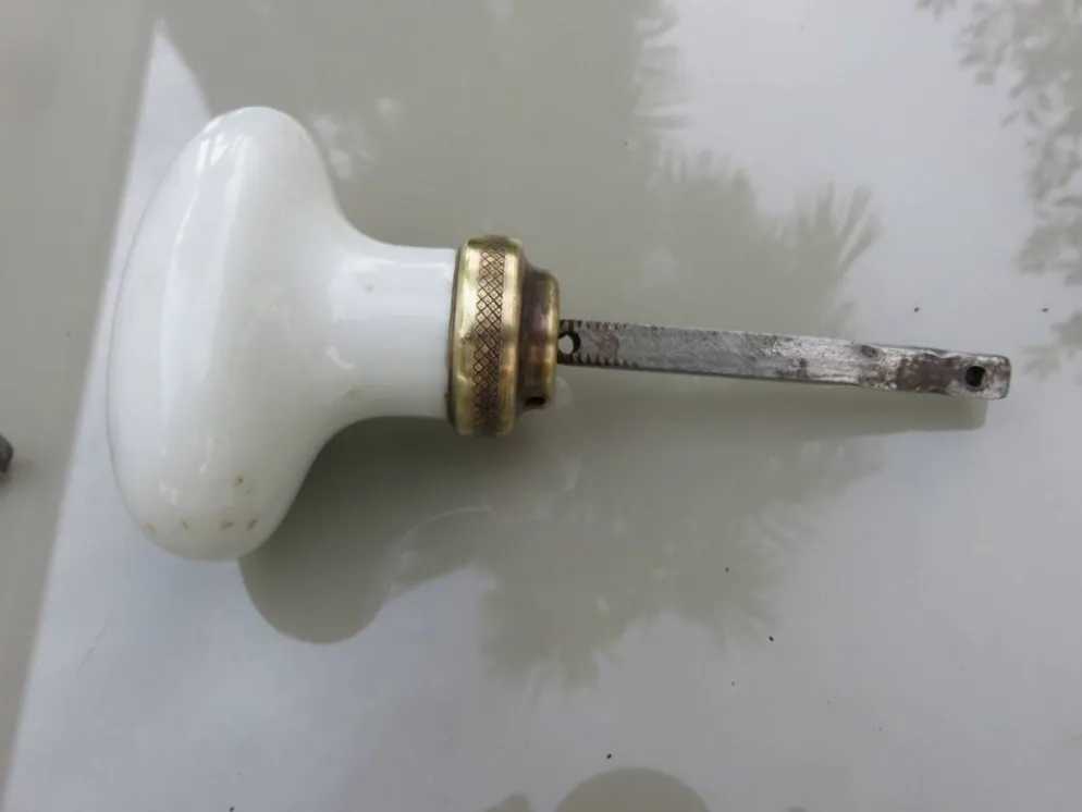14 poignées de porte en porcelaine et bronze, fin XIXème début XXème