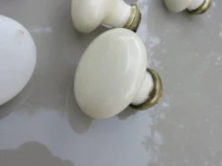 14 poignées de porte en porcelaine et bronze, fin XIXème début XXème
