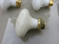 14 poignées de porte en porcelaine et bronze, fin XIXème début XXème