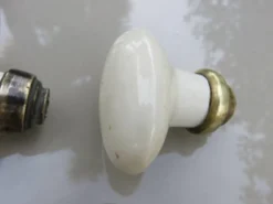 14 poignées de porte en porcelaine et bronze, fin XIXème début XXème