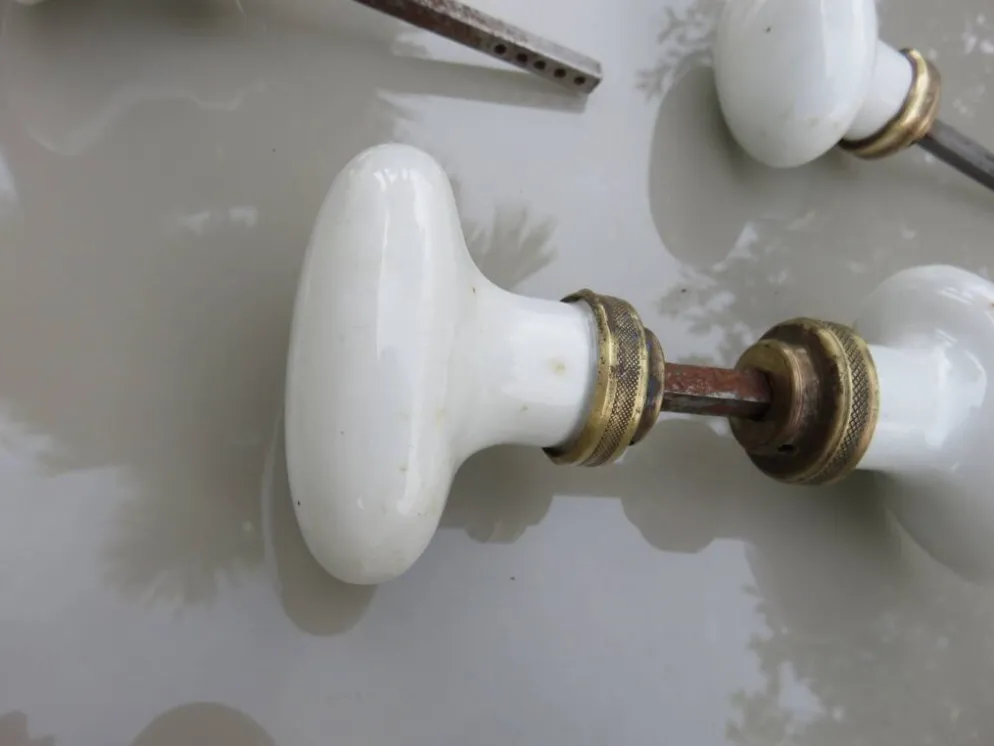 14 poignées de porte en porcelaine et bronze, fin XIXème début XXème