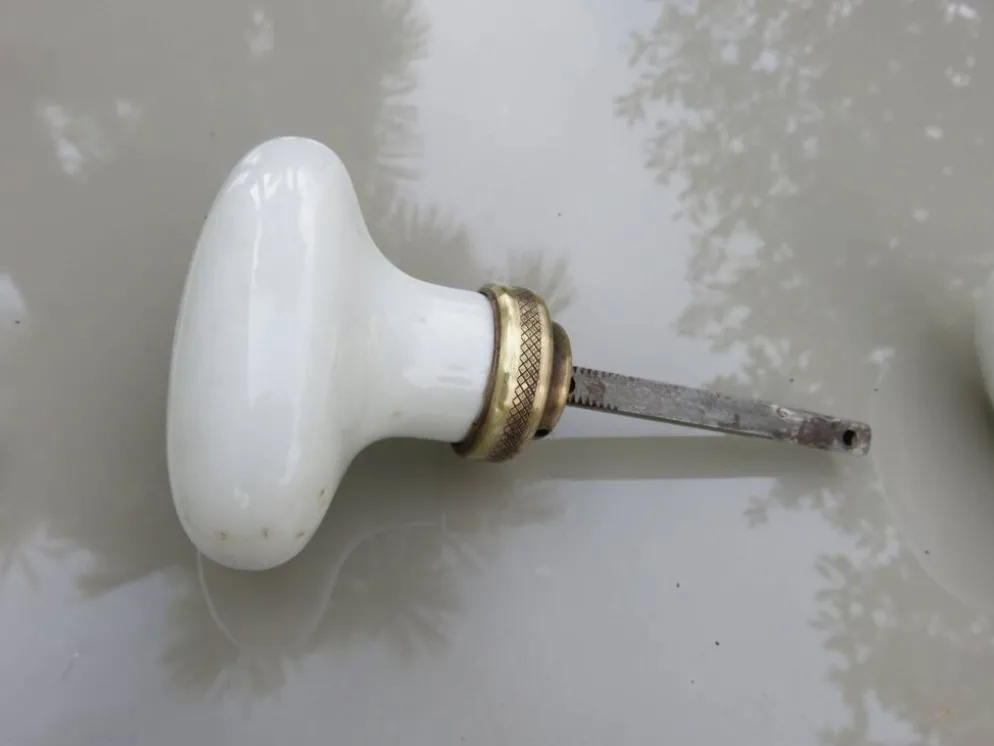 14 poignées de porte en porcelaine et bronze, fin XIXème début XXème