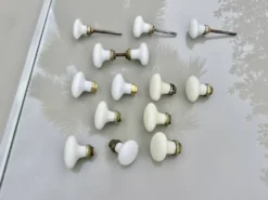 14 poignées de porte en porcelaine et bronze, fin XIXème début XXème