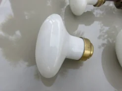 14 poignées de porte en porcelaine et bronze, fin XIXème début XXème
