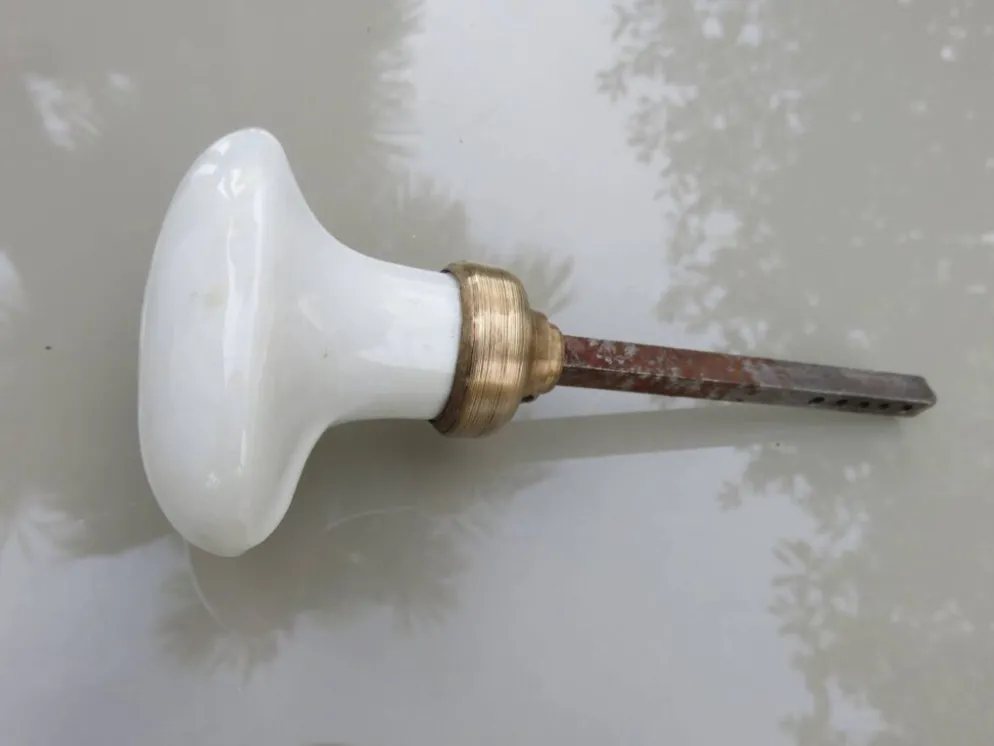 14 poignées de porte en porcelaine et bronze, fin XIXème début XXème