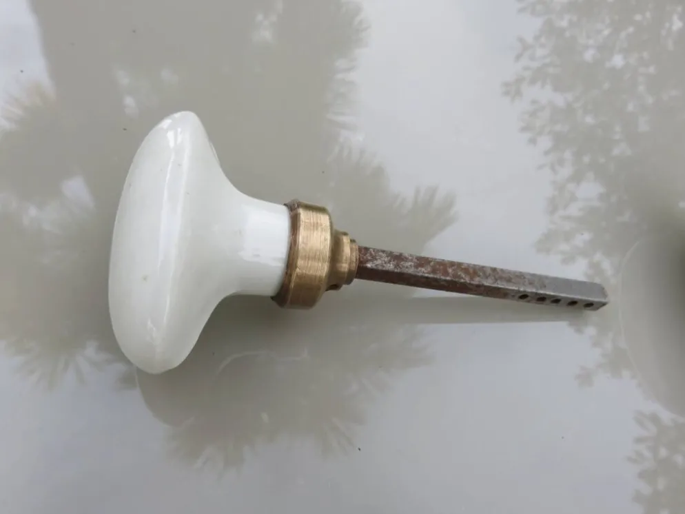 14 poignées de porte en porcelaine et bronze, fin XIXème début XXème