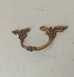 Poignée tiroir de meuble ancien en bronze doré