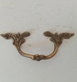 Poignée tiroir de meuble ancien en bronze doré