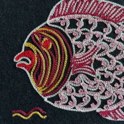 Poisson brodé multicolore