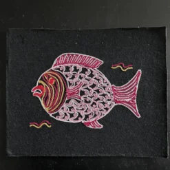 Poisson brodé multicolore
