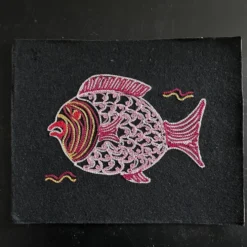 Poisson brodé multicolore