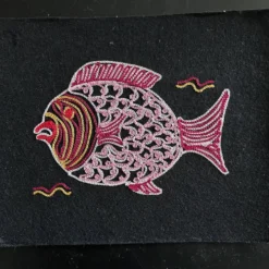 Poisson brodé multicolore