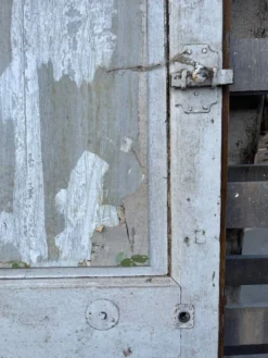 porte ancienne en chêne peint