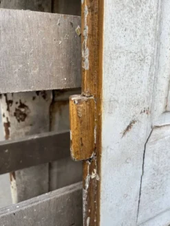 porte ancienne en chêne peint