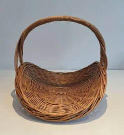 Porte-Bûches en Rotin Tressé de Forme Demi-Ronde à Anse Centrale en Arceau.