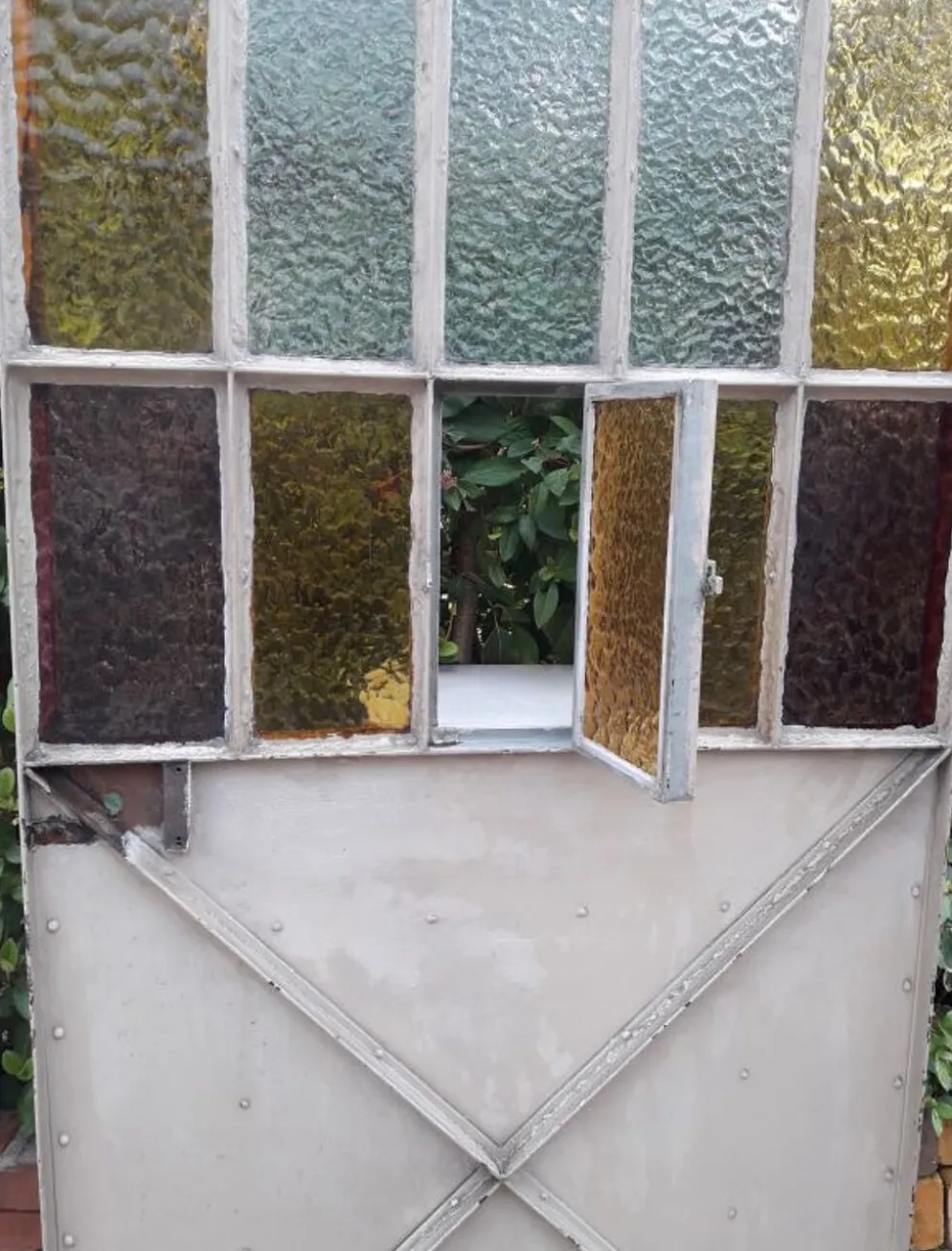 Porte d'atelier 258,4x98,5cm en fer et verres cathédrales colorés