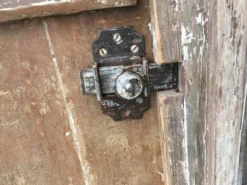 Porte de dépendance de ferme en pin