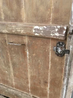 Porte de dépendance de ferme en pin