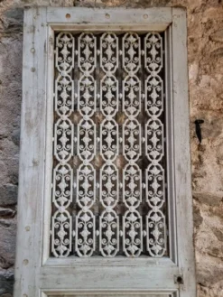 Porte d'entrée ancienne en chêne avec grille en fonte, récupération architecturale française