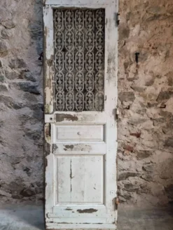 Porte d'entrée ancienne en chêne avec grille en fonte, récupération architecturale française