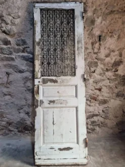 Porte d'entrée ancienne en chêne avec grille en fonte, récupération architecturale française