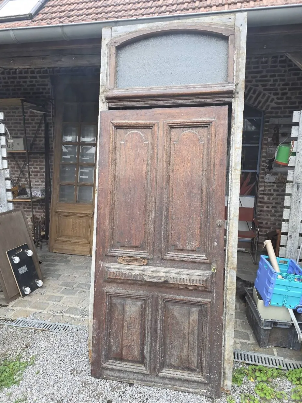 Porte d'entrée ancienne en chêne massif avec bâti