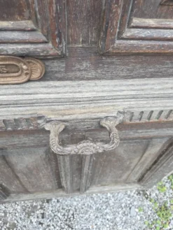 Porte d'entrée ancienne en chêne massif avec bâti