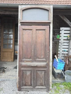 Porte d'entrée ancienne en chêne massif avec bâti