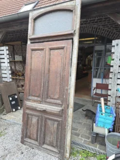 Porte d'entrée ancienne en chêne massif avec bâti