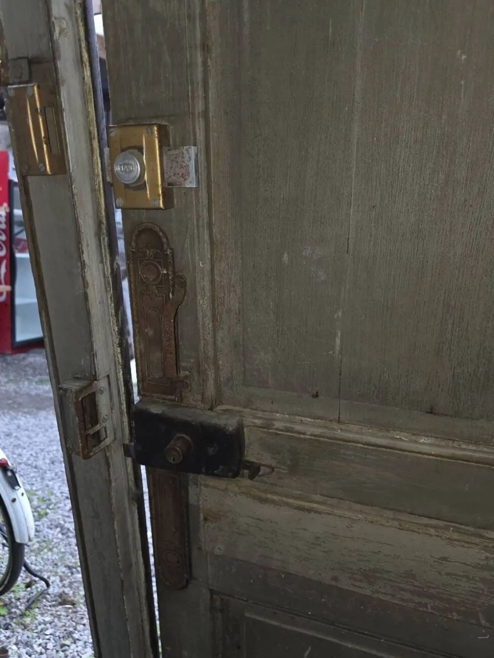 Porte d'entrée ancienne en chêne massif avec bâti