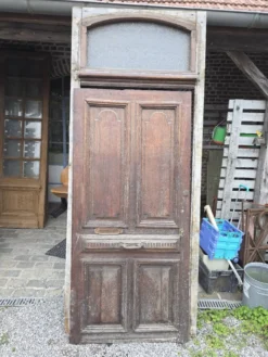 Porte d'entrée ancienne en chêne massif avec bâti