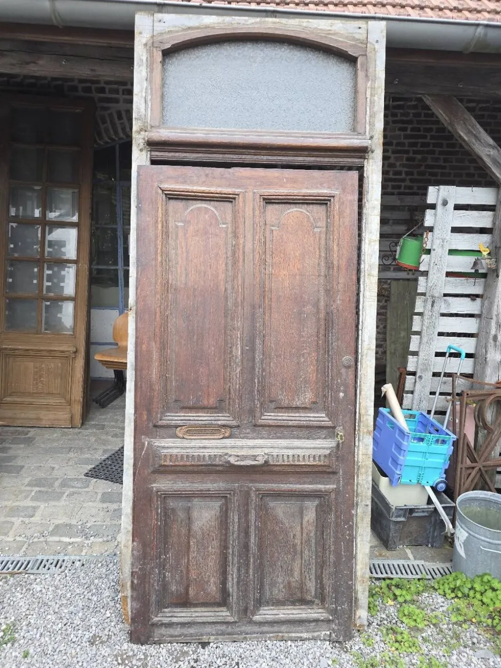 Porte d'entrée ancienne en chêne massif avec bâti