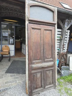 Porte d'entrée ancienne en chêne massif avec bâti