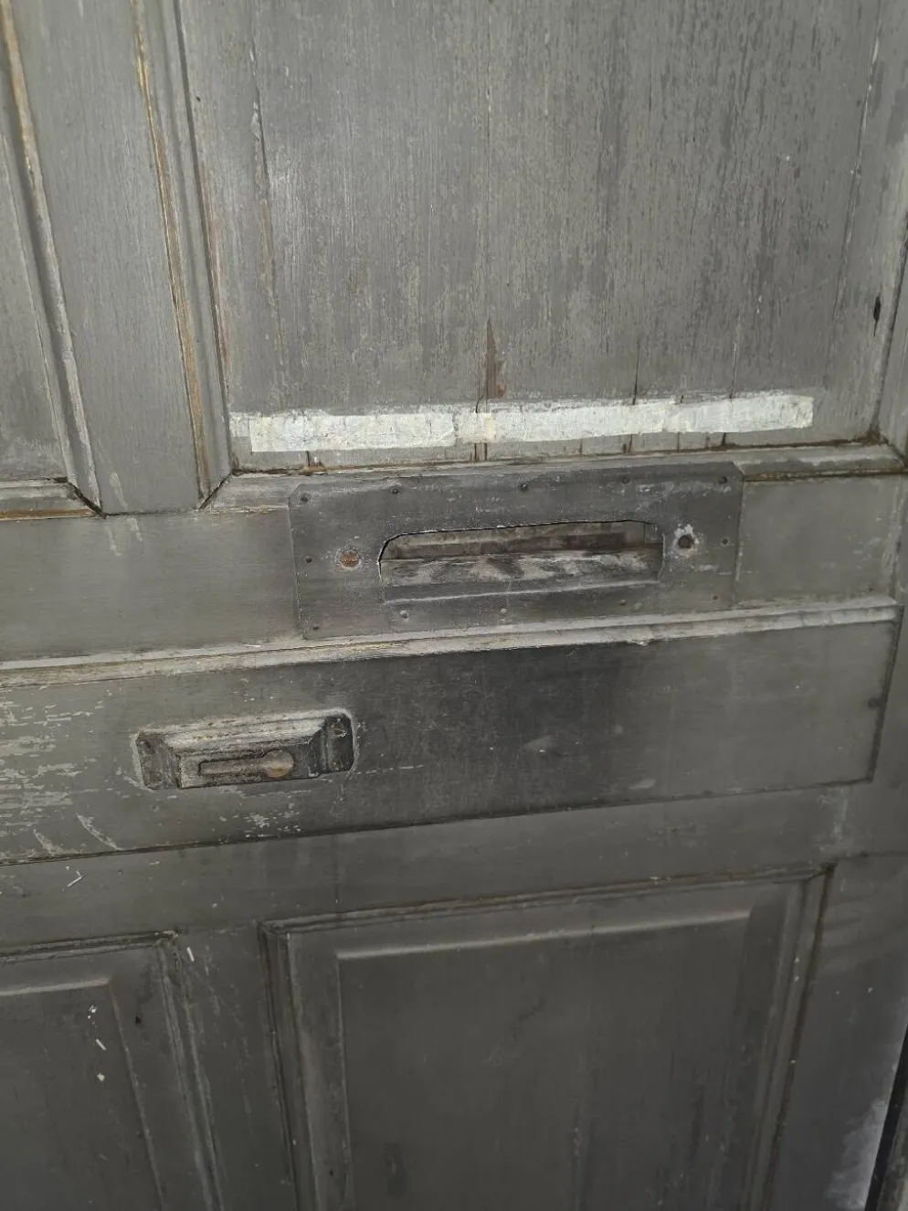 Porte d'entrée ancienne en chêne massif avec bâti